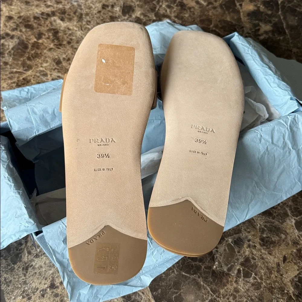 Prada ciabatte slides sandals flats camel beige leather tan gold logo sz 39.5